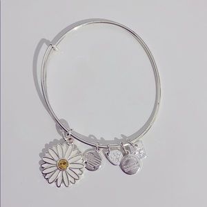 Bracelet with daisy charm
